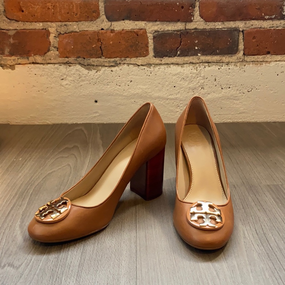 Tory Burch Logo Plaque Janey Tan Leather Pumps